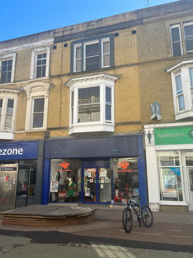 Lot: 91 - COMMERCIAL INVESTMENT - Front of property on pedestrianised thoroughfare